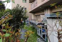 狭いスペースにリフトクライマーSタイプを設置したマンション大規模修繕工事 狭いスペースにリフトクライマーSタイプを設置したマンション大規模修繕工事